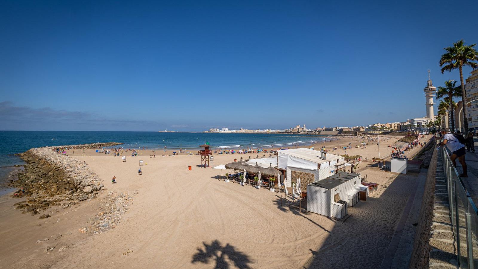Otro chiringuito en la Playa de Santa María del Mar, de Cádiz.