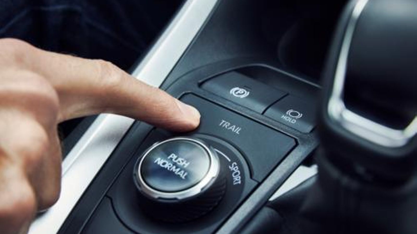 La función Trail potencia la efectividad de la tracción total sobre suelos deslizantes.