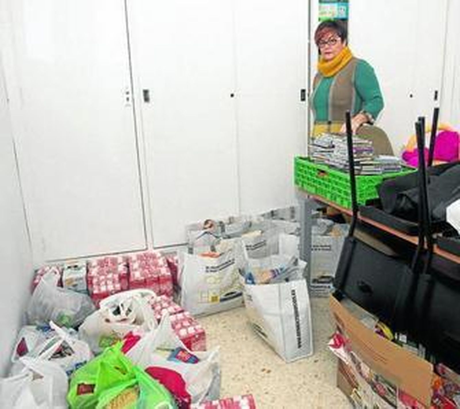 La sala de Cáritas de la parroquia del Cerro del Moro, con alimentos dispuestos para un próximo reparto.