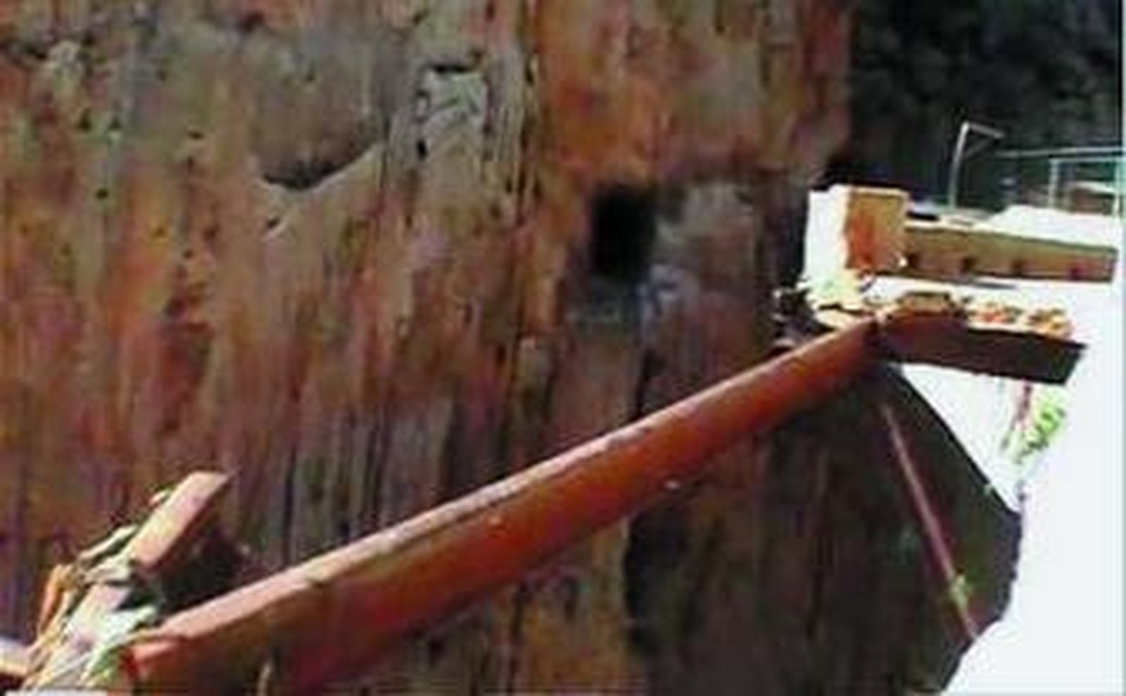 en unos tres kilómetros. 4. Este frágil puente es uno de los puntos que provocan más vértigo, incluso entre los montañeros más experimentados.