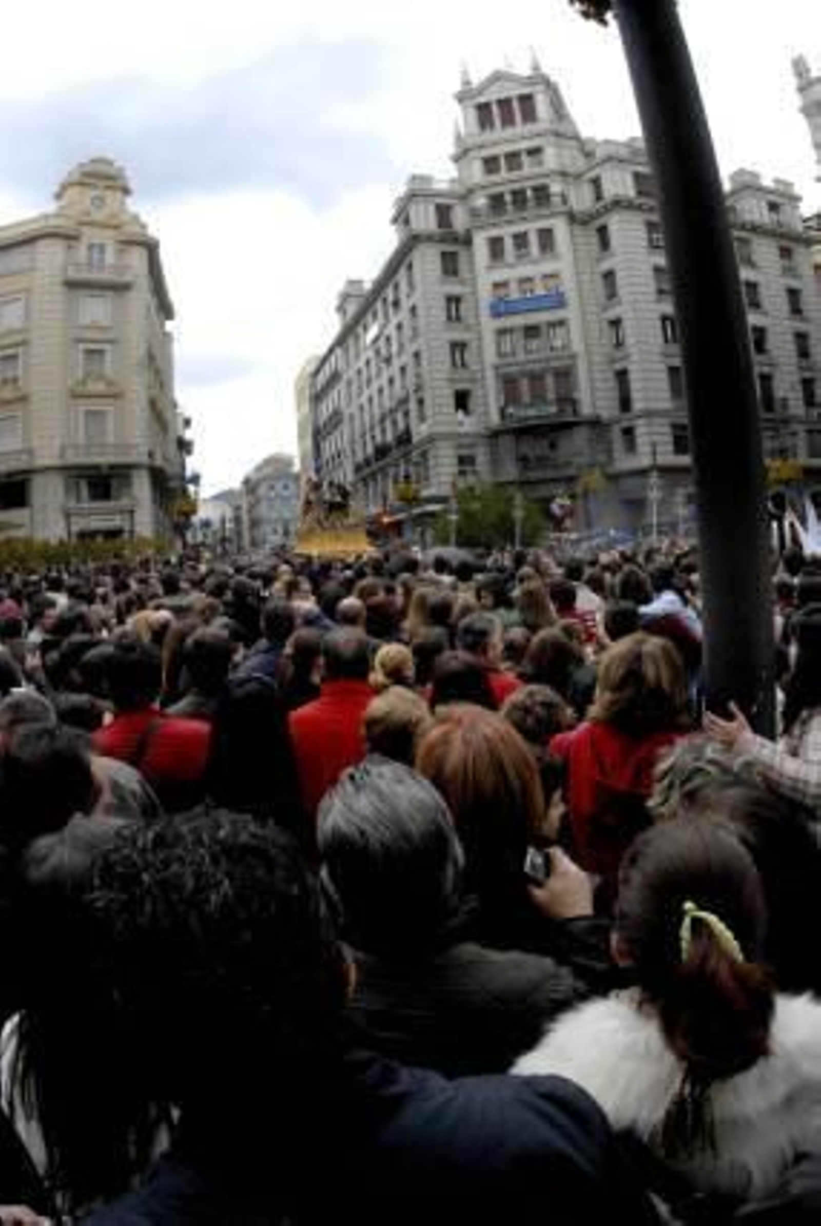 Finalmente, 21 de los 22 pasos que tenían previsto participar en la Passio Granatensis pudieron tomar la salida en la tarde del Sábado de Gloria.  Foto: Jesus Ochando
