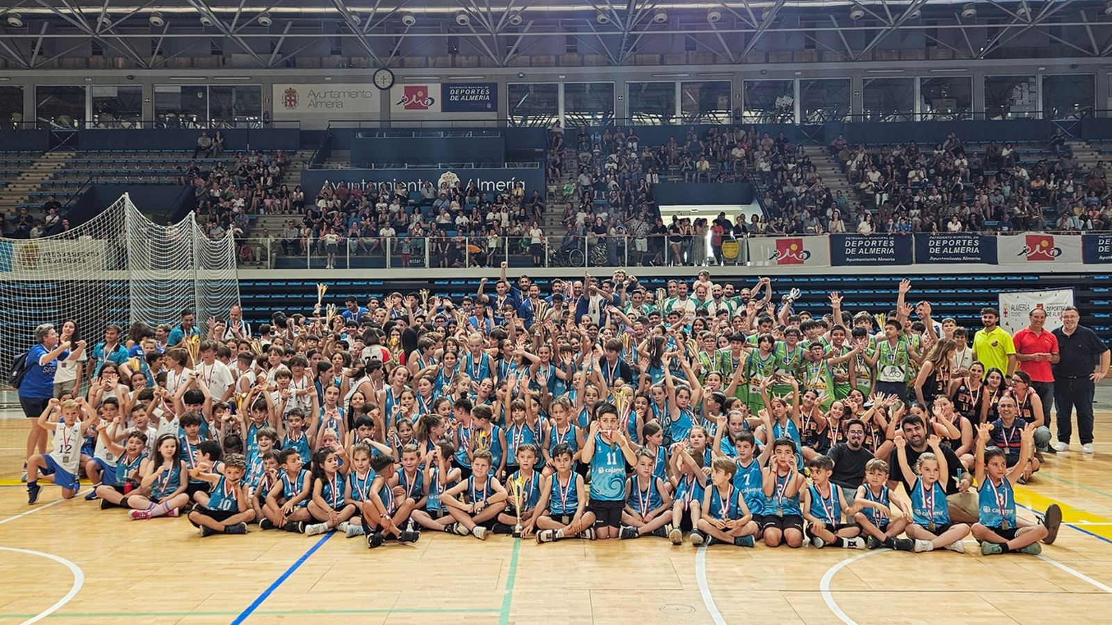 Multitudinaria clausura en el Palacio de los Juegos Mediterráneos con todos los participantes.