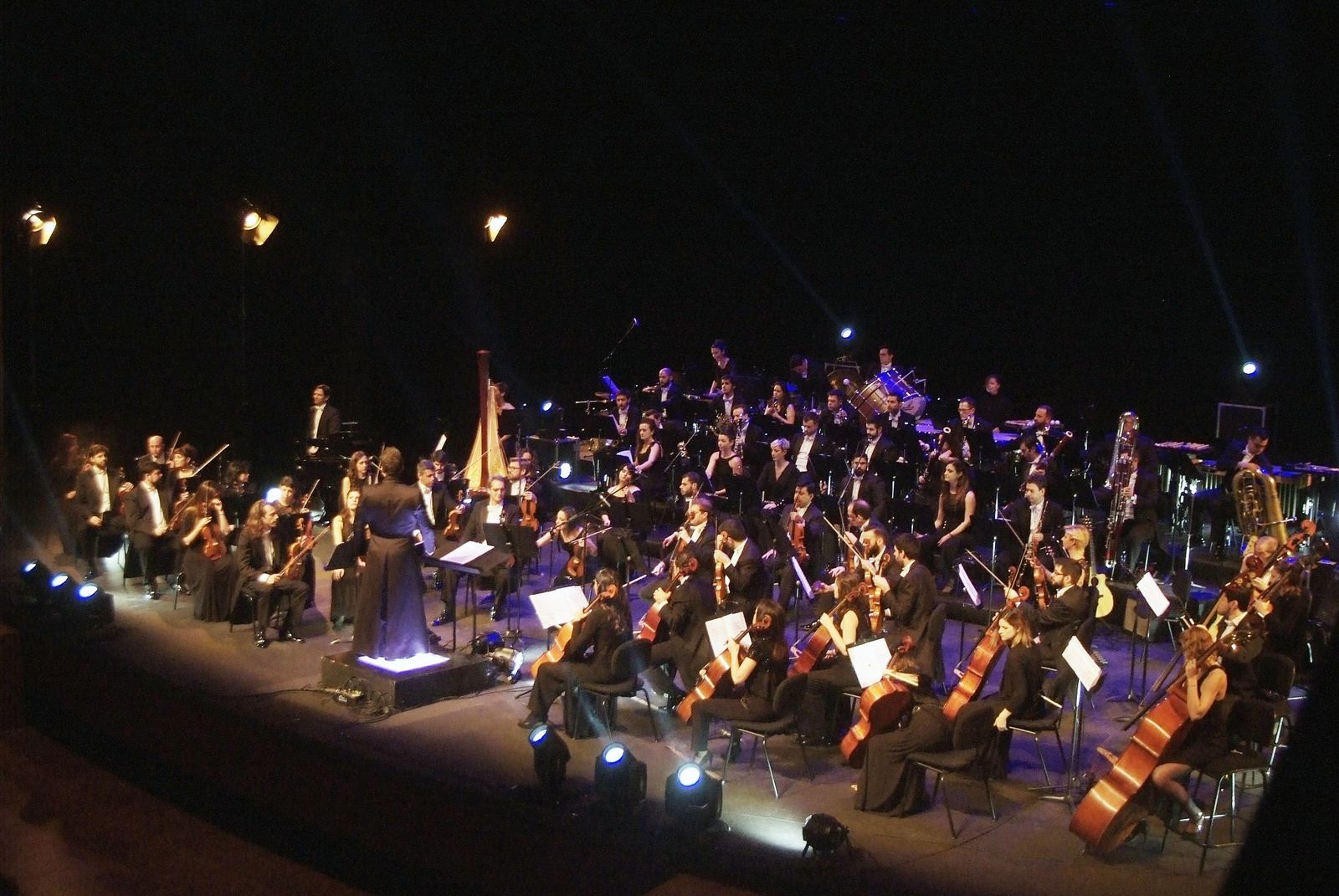 La Film Symphony Orchestra durante el concierto ofrecido el sábado en el Teatro Auditorio de Roquetas, bajo la batuta de Constantino Martínez-Orts.