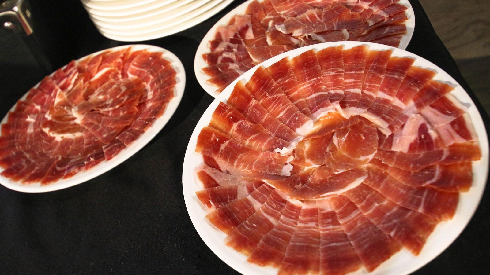Platos de jamón recién cortado durante la fiesta de Serón.