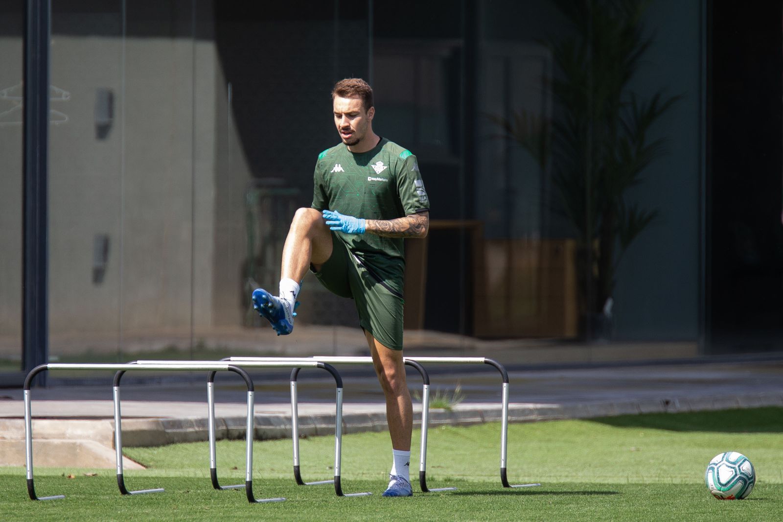Loren realiza un ejercicio tras la vuelta a los entrenamientos del Betis.