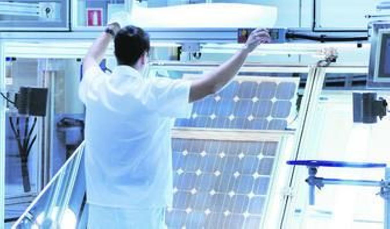 Un trabajador, delante de una de las placas solares.