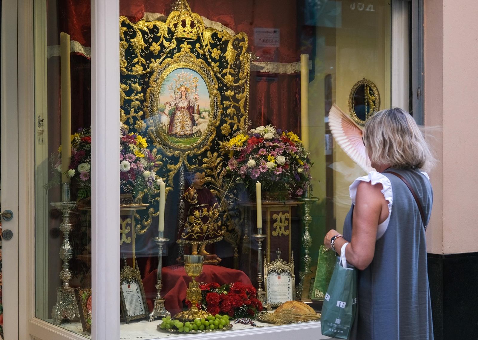 Preparativos, altares, escaparates, balcones para el Corpus