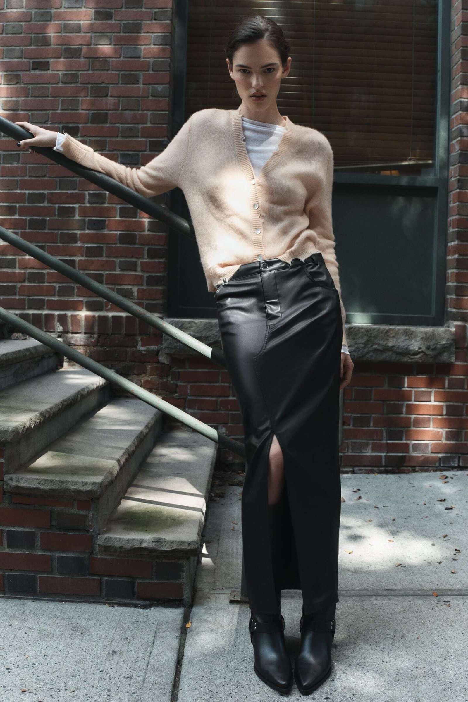 Falda efecto piel de Zara.