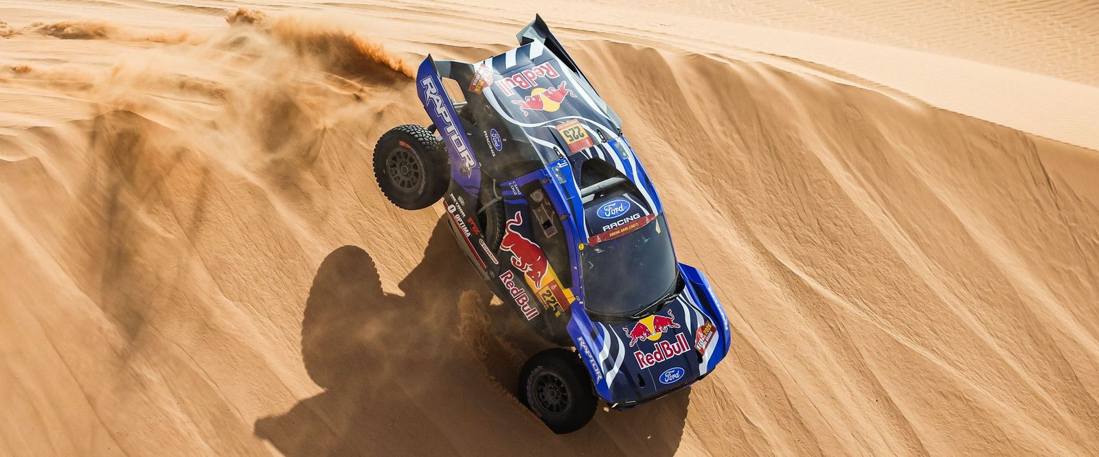 Sainz cae en una abrupta duna con su Ford en la séptima etapa.