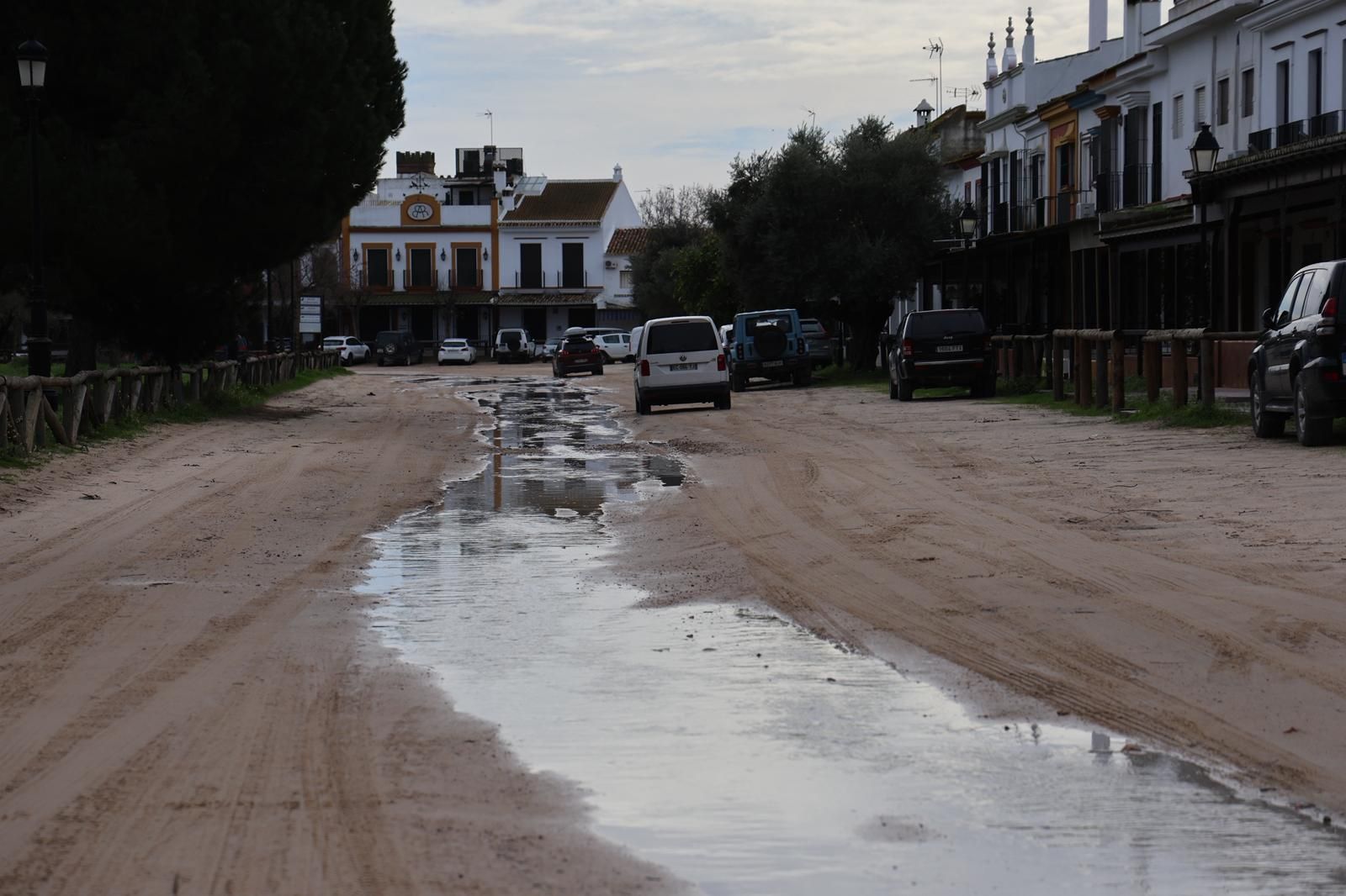 El Rocío tras la inundación de este sábado por la borrasca Marta: fotografías de las calles anegadas en la aldea