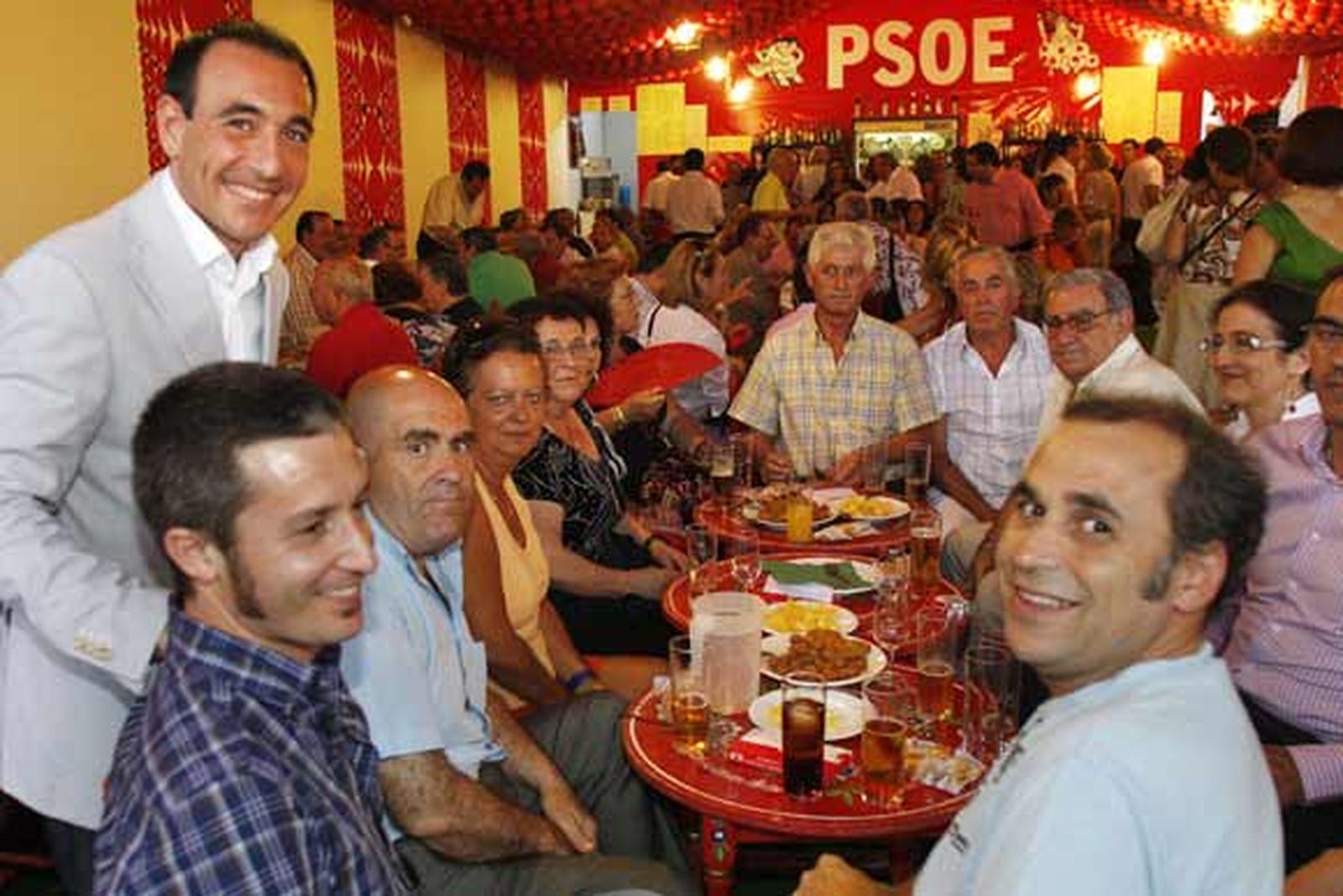 Ni el calor ni la posible resaca de la noche impidieron que las mujeres, ataviadas con sus trajes reglamentarios, llenaran el recinto ferial

Foto: Rioja-Nuria Reina