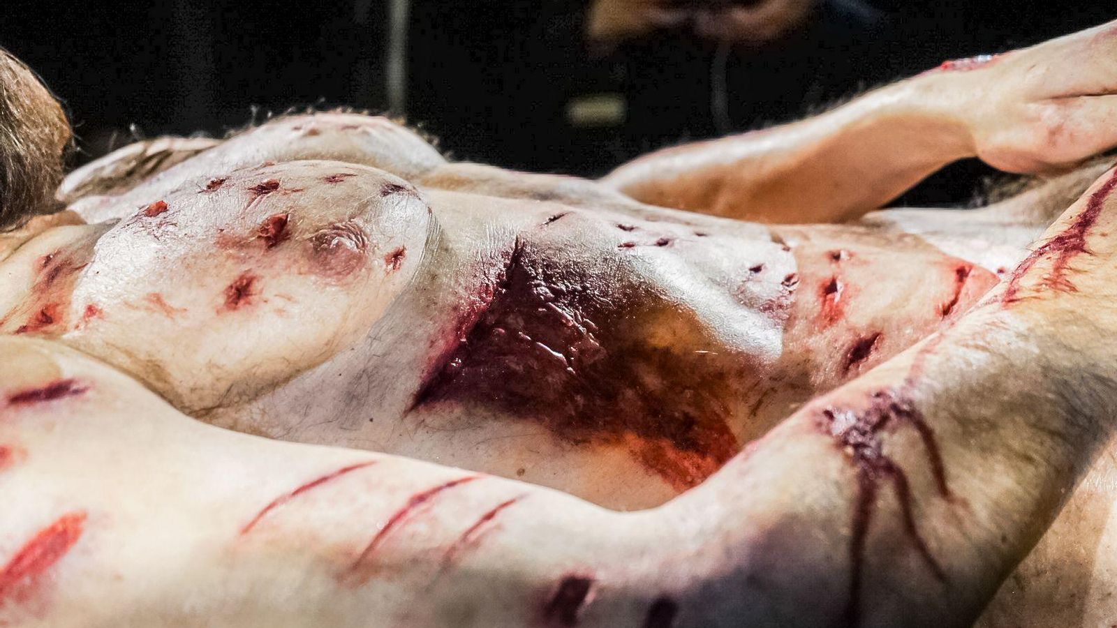 'The  Mystery Man', la escultura hiperrealista, en la Basílica de San Juan de Dios