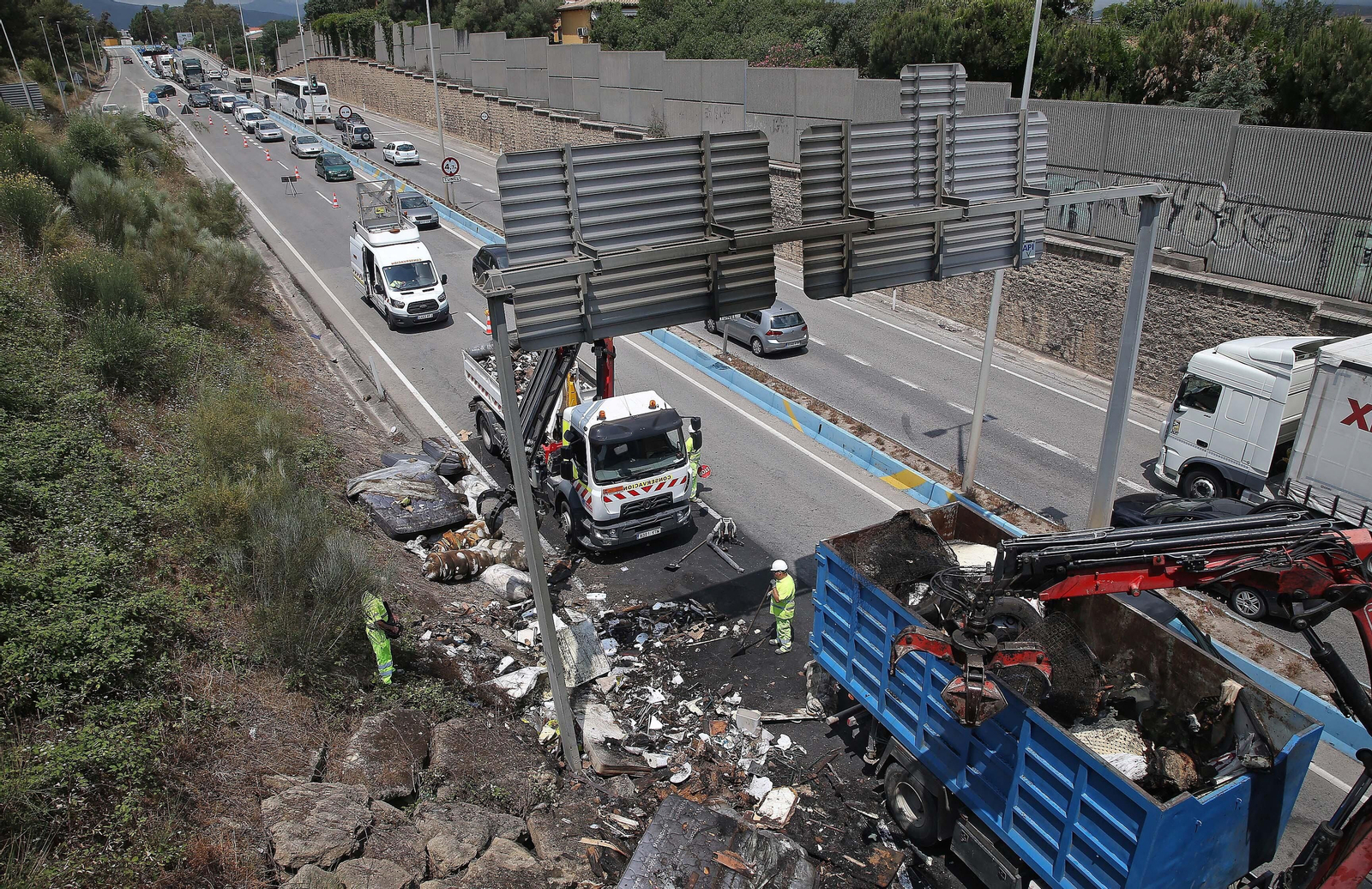 Fotos de la retirada de la carga del camión incendiado en el acceso norte de Algeciras