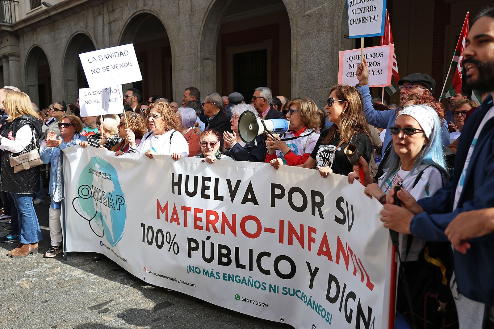 Imágenes de la concentración de la Marea Blanca de Huelva por la sanidad pública