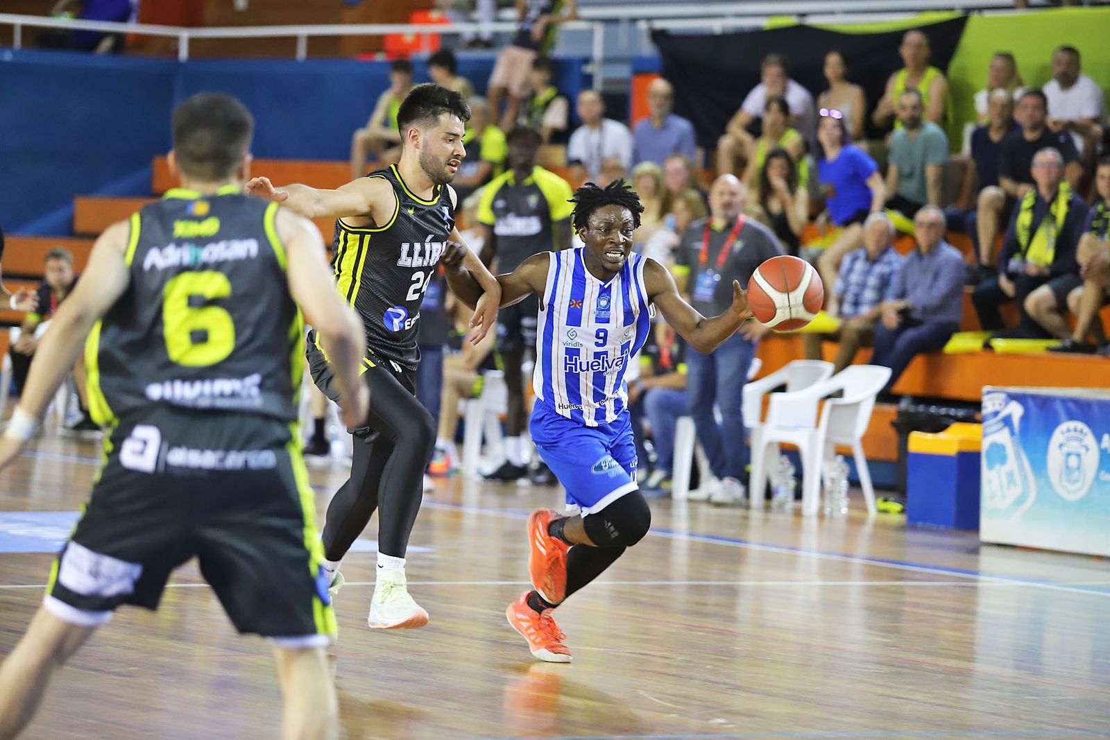 Imágenes de la Primera jornada de la fase final a LEB Plata: Huelva Comercio Viridis vs Refitel Basket Lliria