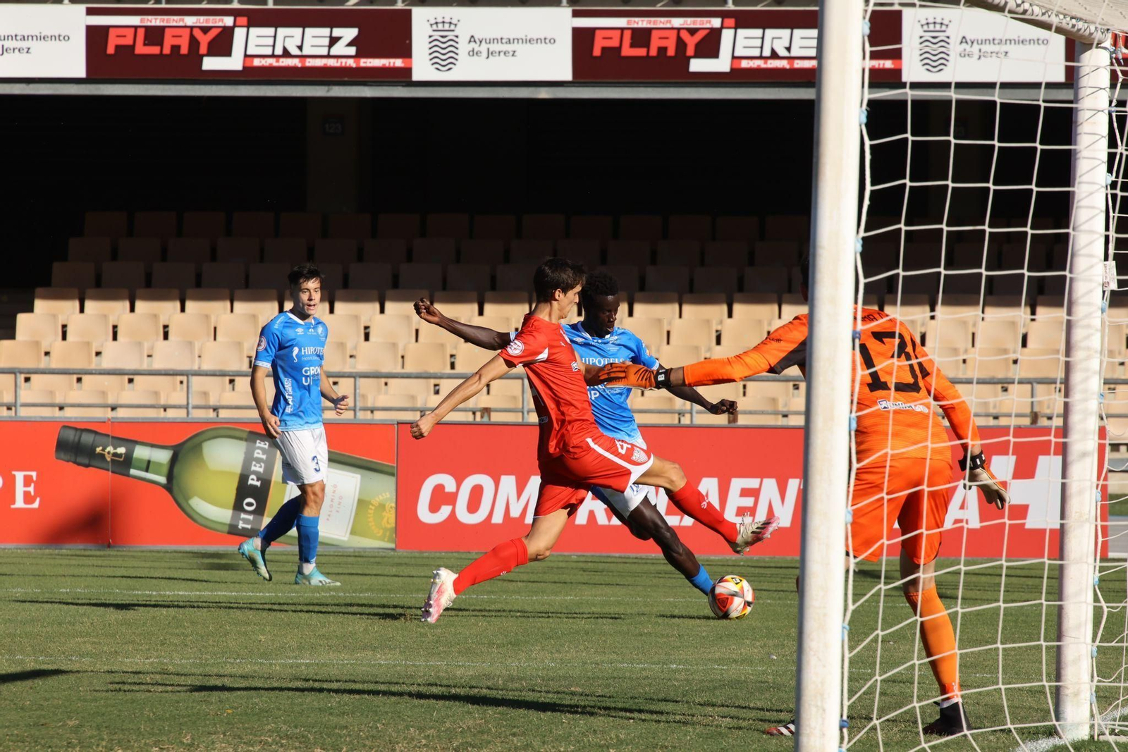 Un momento del partido entre el Xerez Deportivo FC y La Palma en Chapín. Un momento del partido entre el Xerez Deportivo FC y La Palma en Chapín.