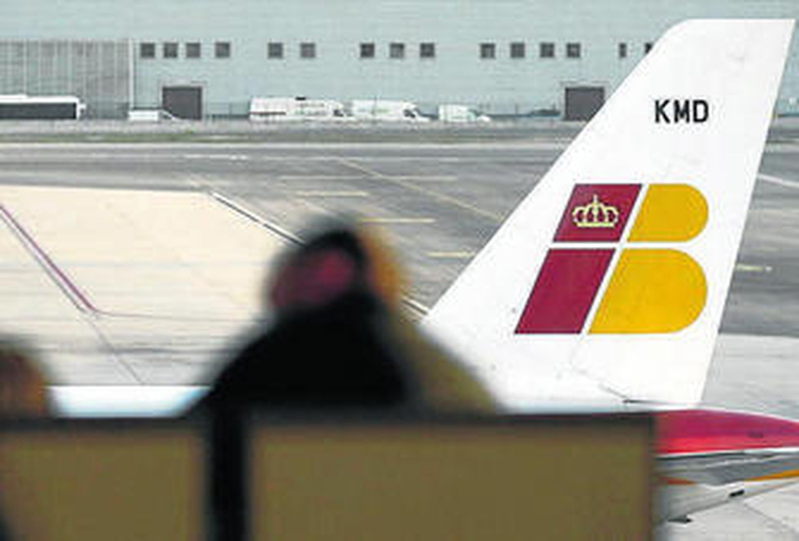 Un avión de Iberia frente a una sala del aeropuerto.