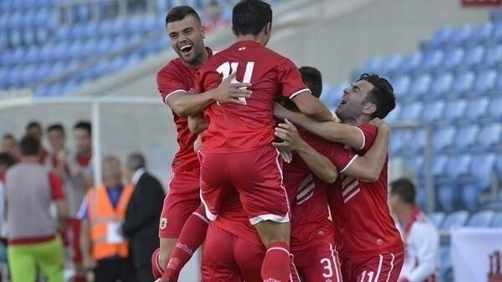 Liam Walker celebra un gol con la selección de Gibraltar.