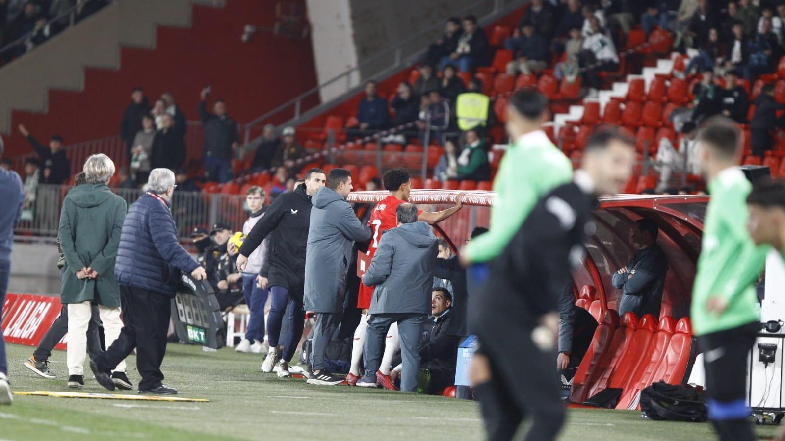 Lázaro Vinicius se marcha visiblemente enfadado tras ser sustituido durante el segundo tiempo.