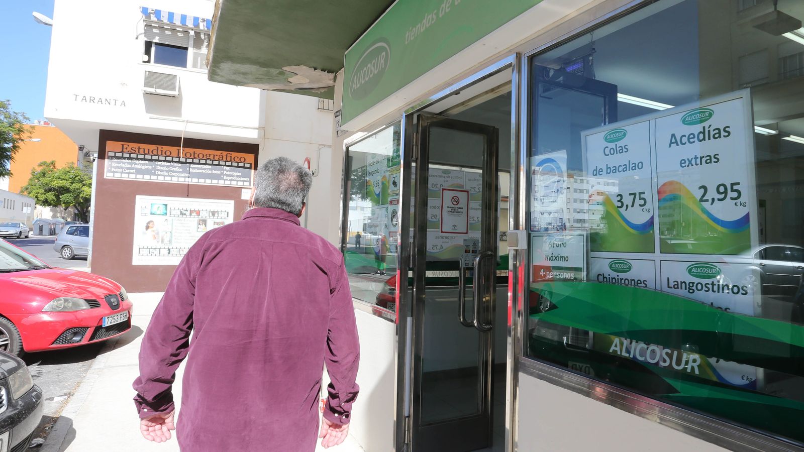 El presidente vecinal, Miguel Zarzuela, recorre la barriada este miércoles.