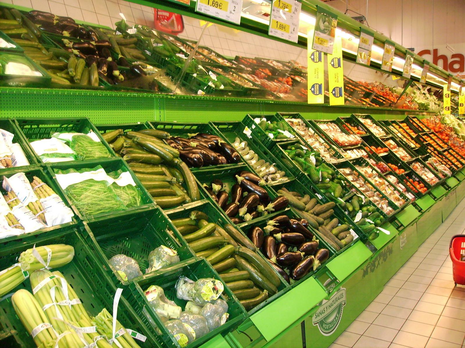 Sección de frutas y verduras de un supermercado