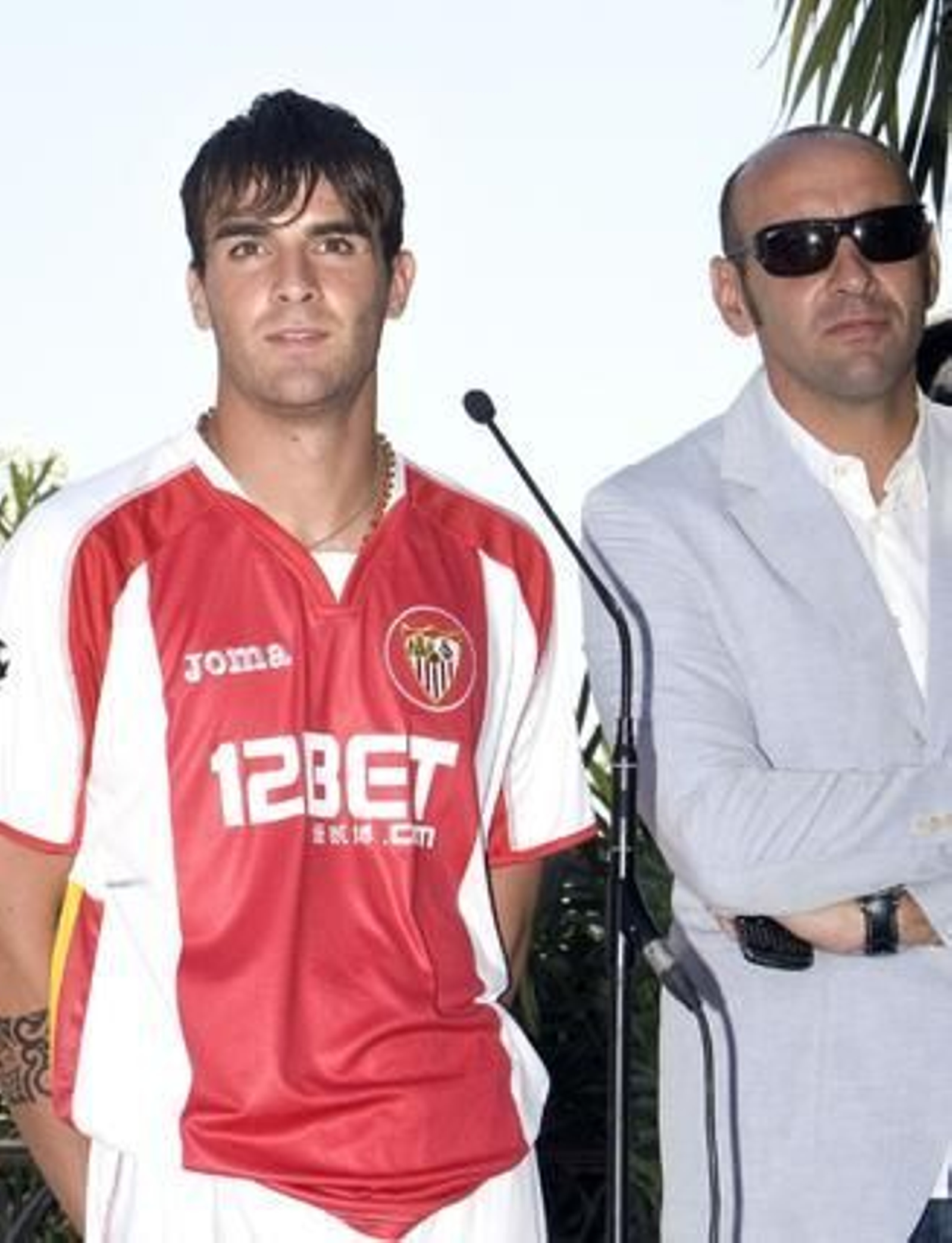 Luca Cigarini, nuevo jugador del Sevilla, junto a Monchi. 

Foto: EFE