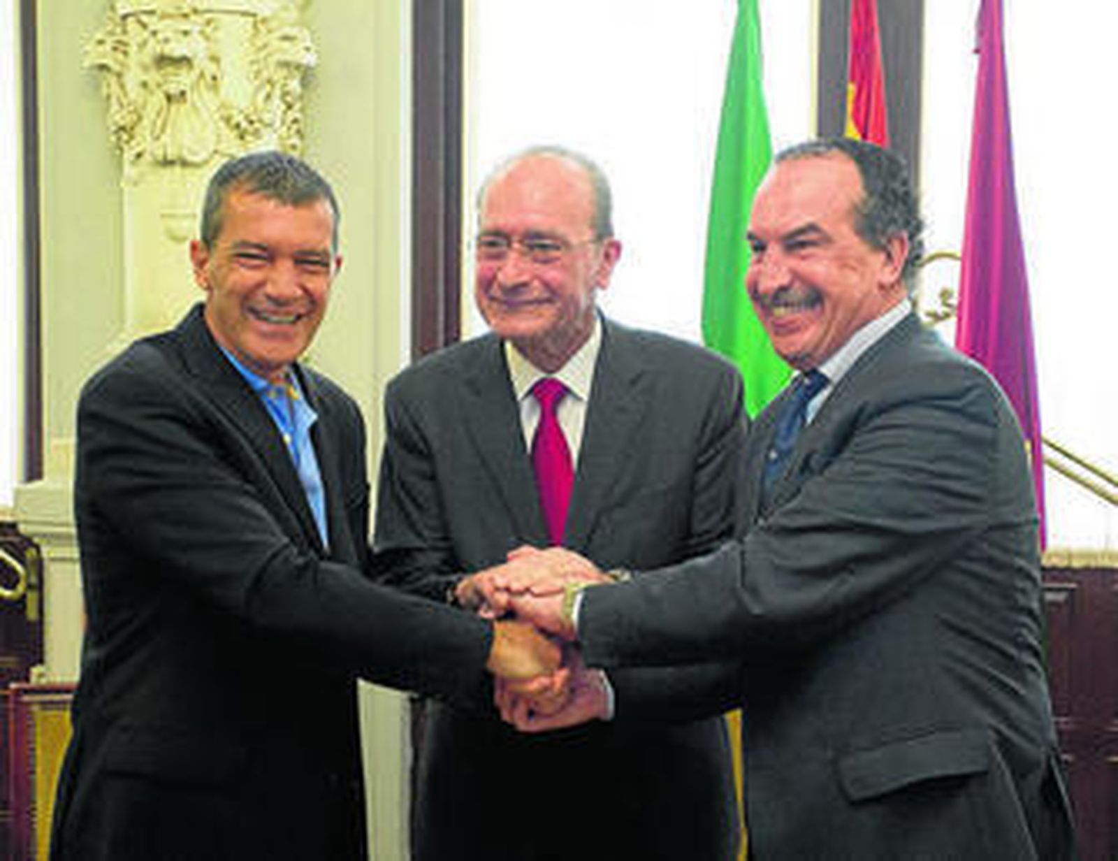 Firma del acuerdo para la construcción de la casa hermandad.