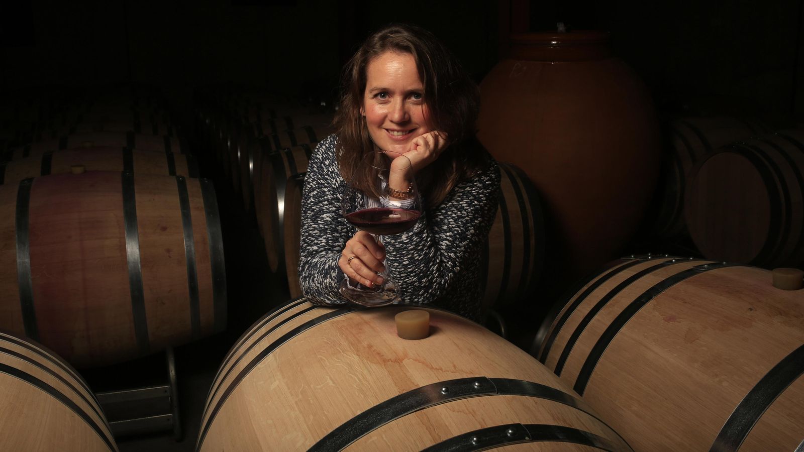 Bibi García en la sala de barricas de la bodega Los Aguilares.