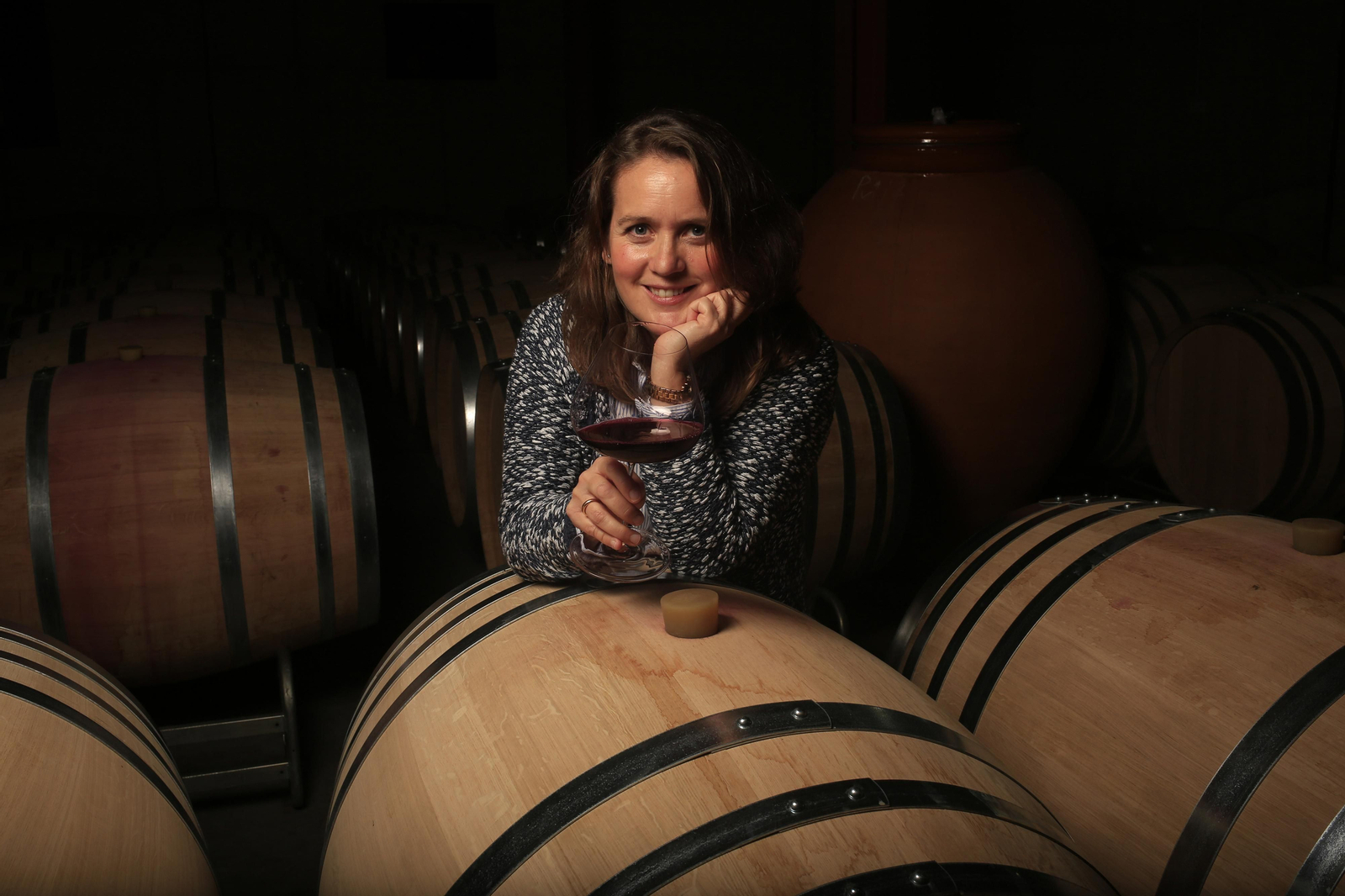 Bibi García en la sala de barricas de la bodega Los Aguilares.