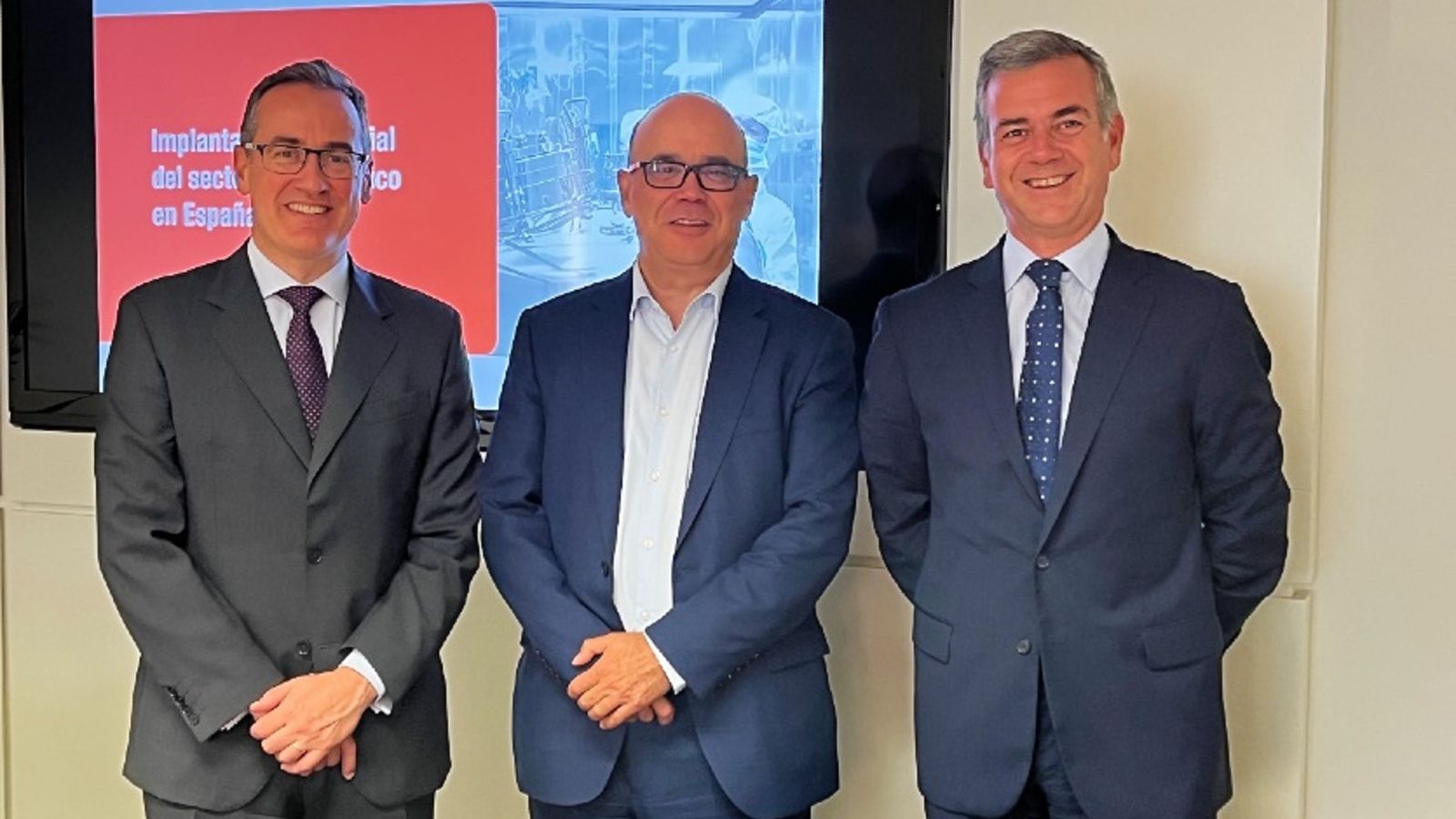 Javier Urzay, de Farmaindustria, entre Jaume Ros y Nacho Llubiá  de ManageArt en la presentación del informe.