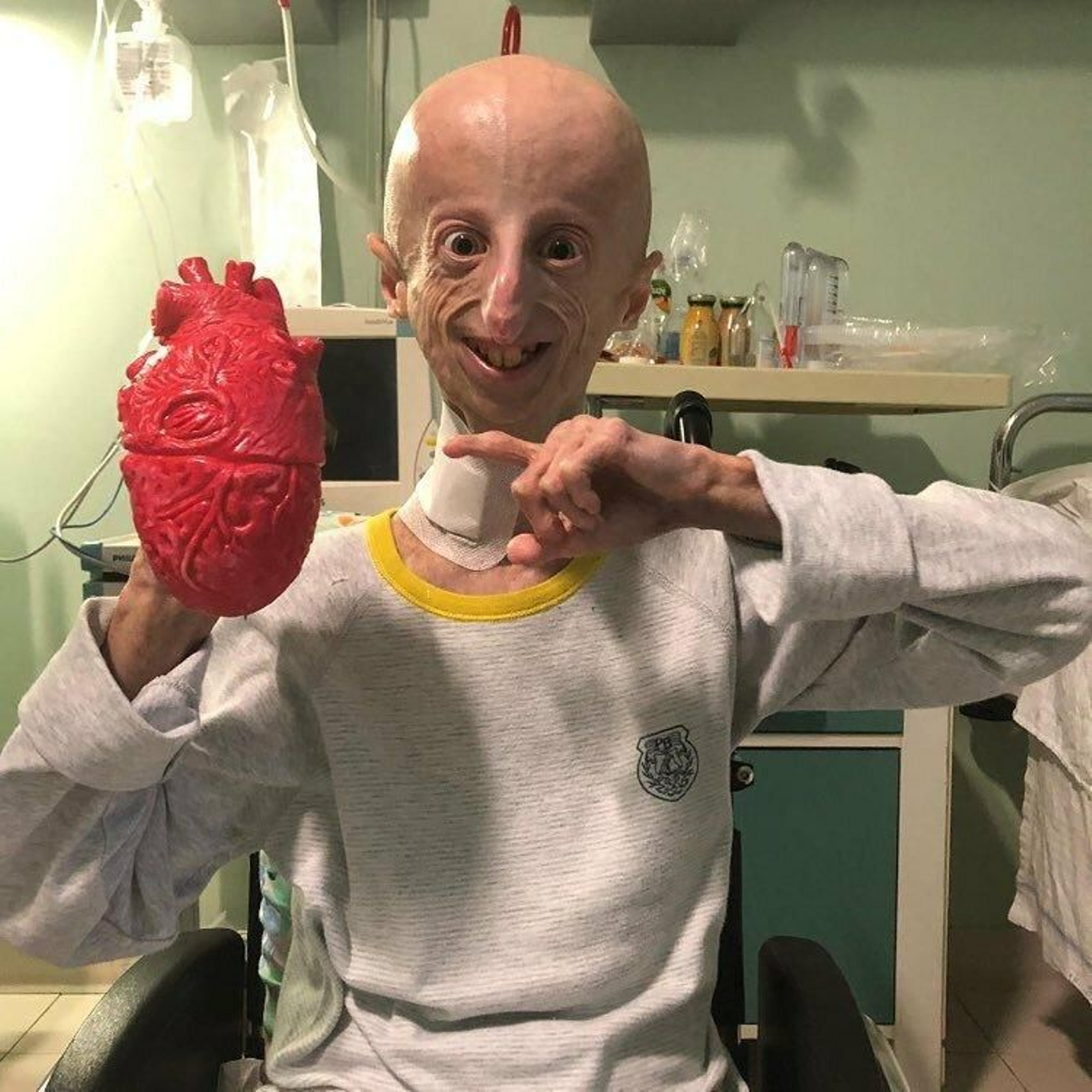 Sammy Basso posa con la reproducción de un corazón.