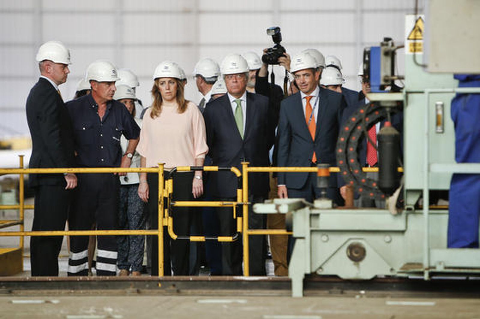 La presidenta de la Junta, en la factoría de Cádiz.

Foto: Julio González