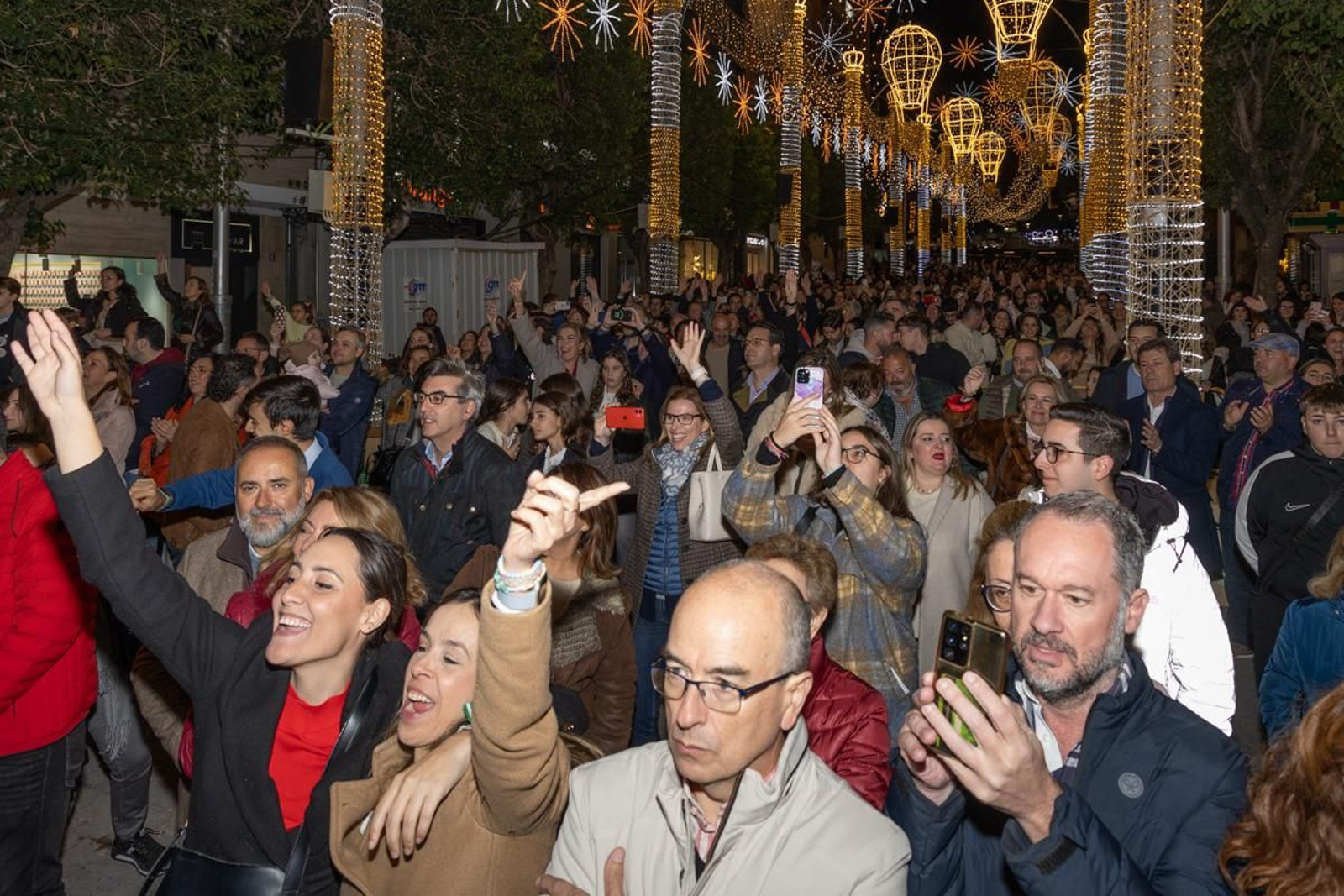 Jaén enciende su Navidad con sus habitantes echados a la calle
