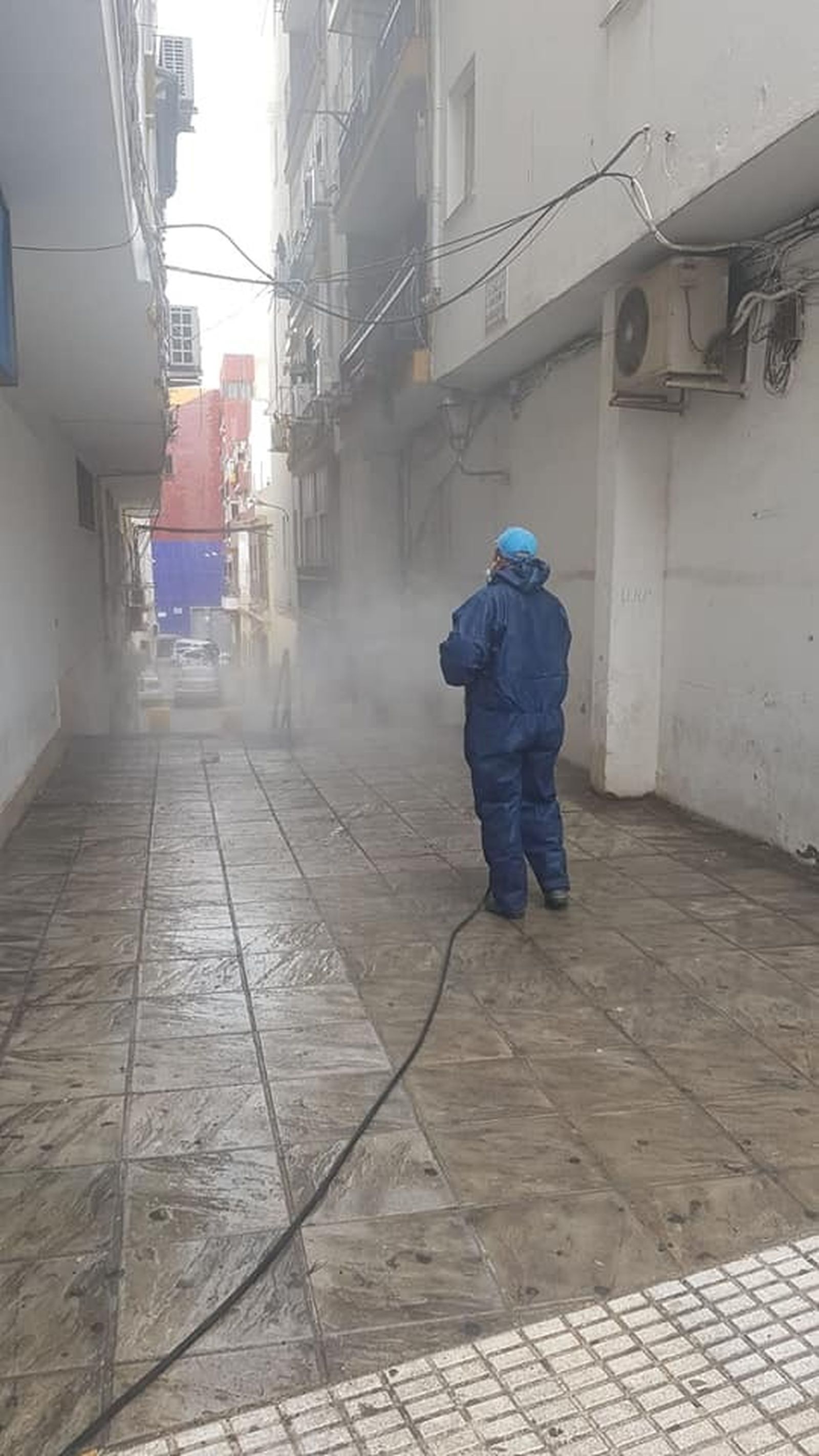 Labores  de desinfección en las calles de San Juan de Aznalfarache.