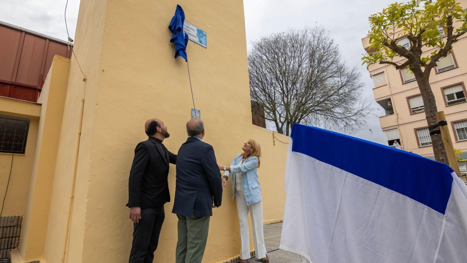 Momento en el que se descubre la placa con el nombre de la plaza. Momento en el que se descubre la placa con el nombre de la plaza.