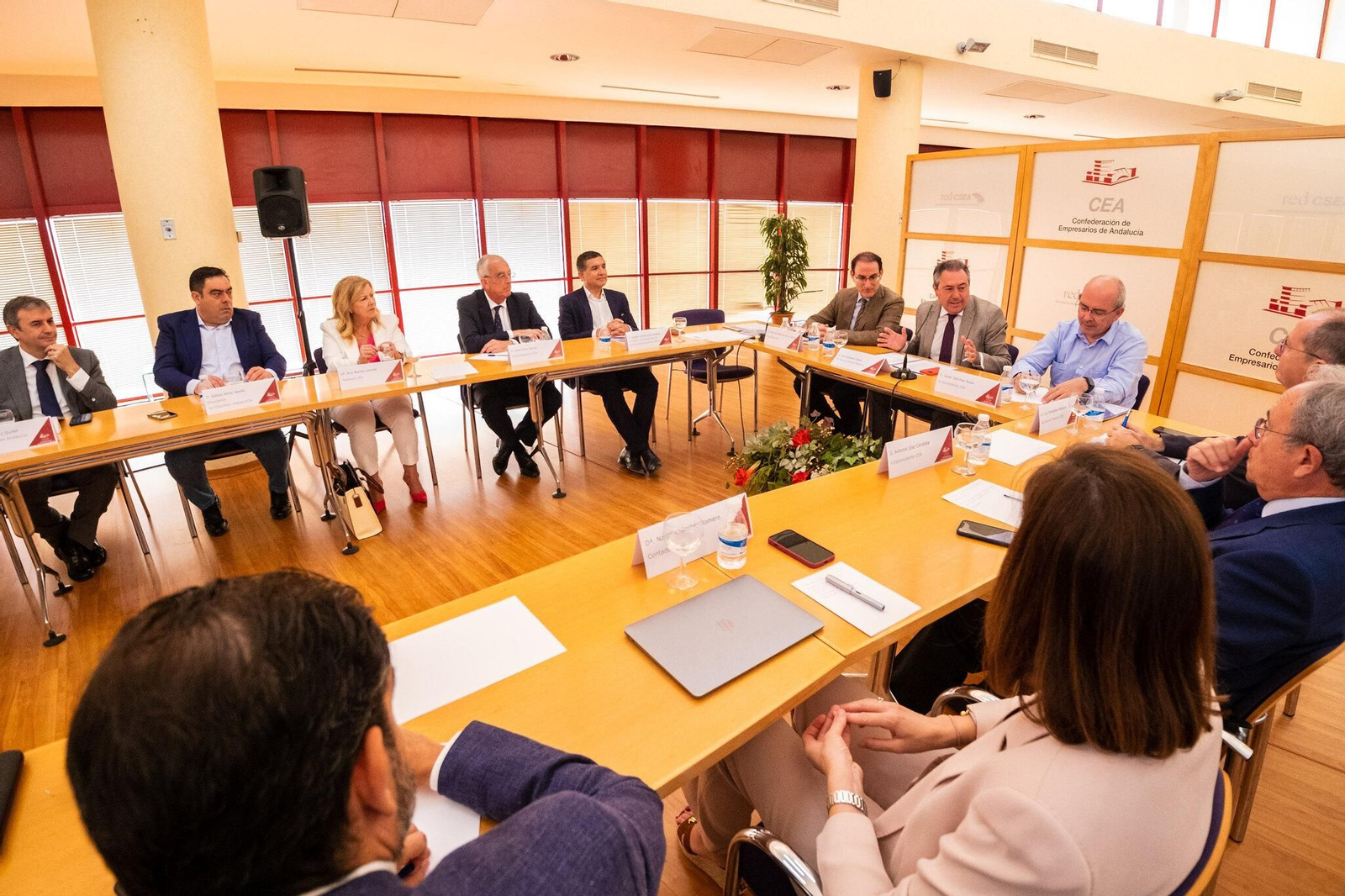 Reunión de Juan Espadas con el comité ejecutivo de la CEA