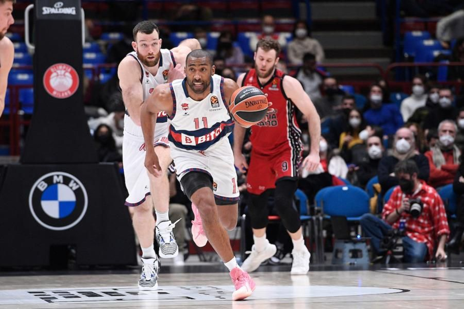 Jayson Granger bota el balón. Jayson Granger bota el balón.