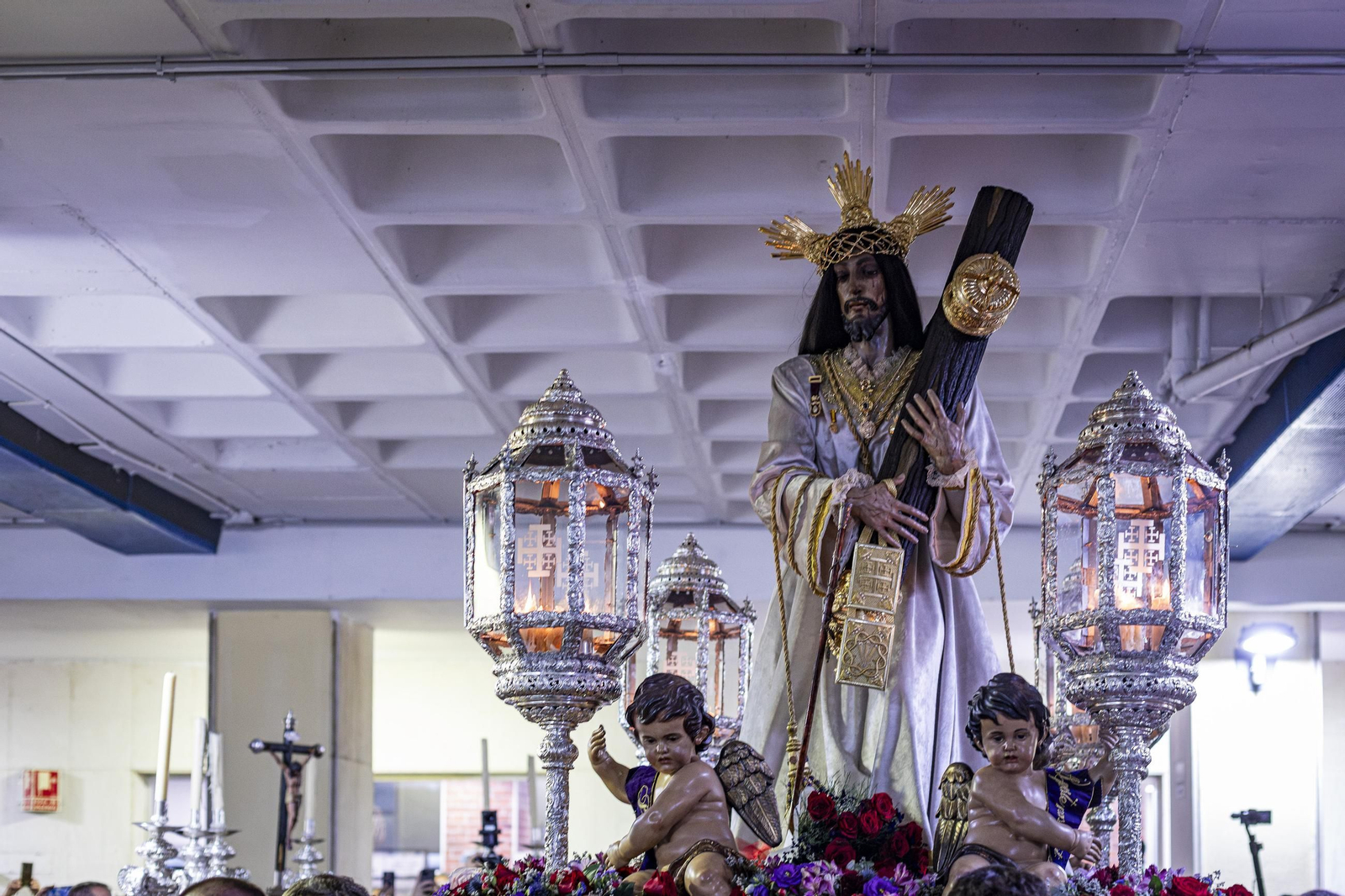 Las imágenes de la histórica visita del Nazareno de Santa María al hospital Puerta del Mar de Cádiz