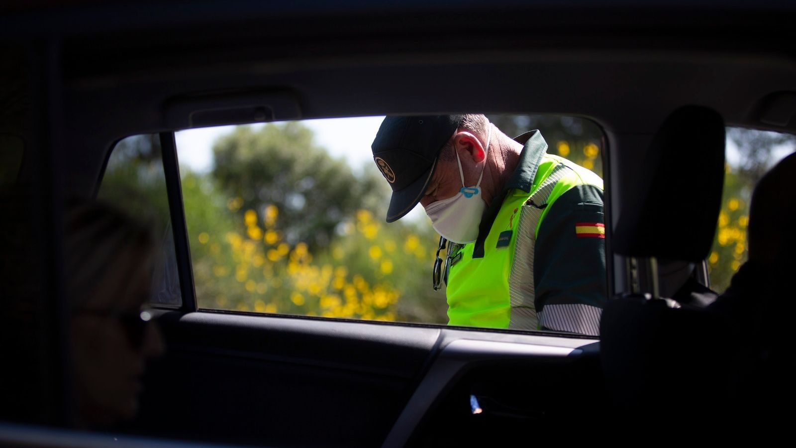 Un guardia civil de tráfico, desde el interior de un coche.