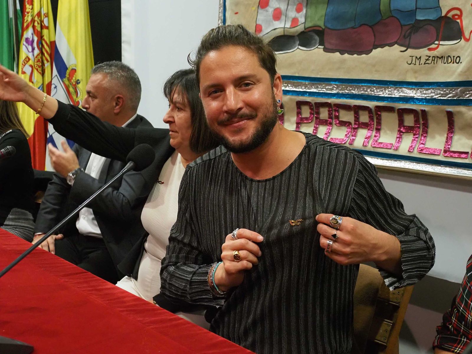 Manuel Carrasco regresa a su Isla Cristina para recibir el Galardón de la Peña Pasacalles, en imágenes