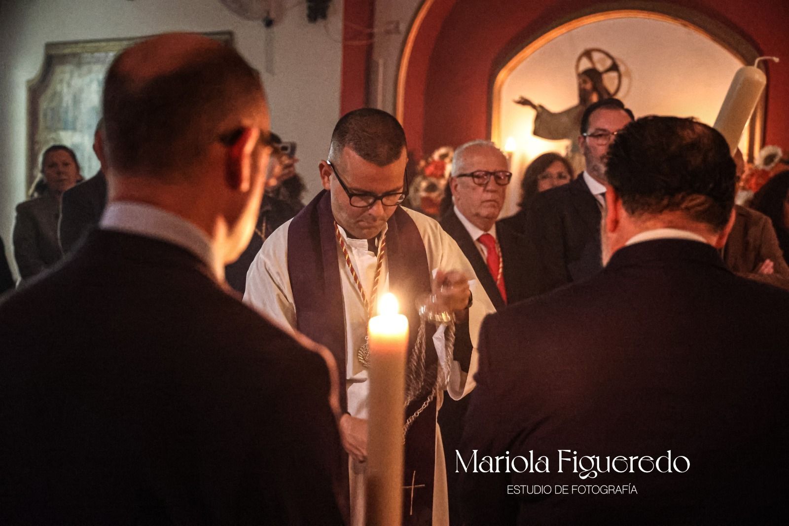 Entrega del cirio a la Hermandad de Emigrantes.