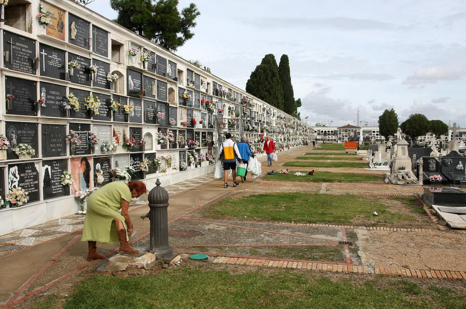Imágenes del ambiente en el cementerio La Soledad, Huelva