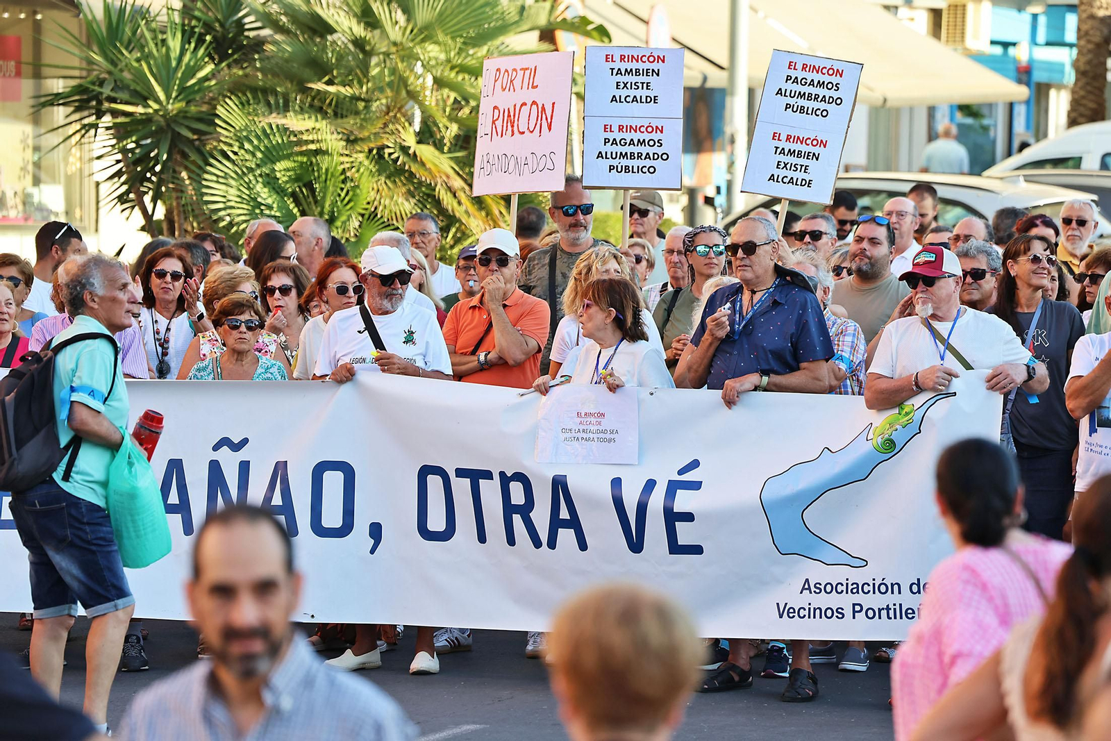 Imágenes de la concentración de los vecinos del Portil por el abandono de la playa