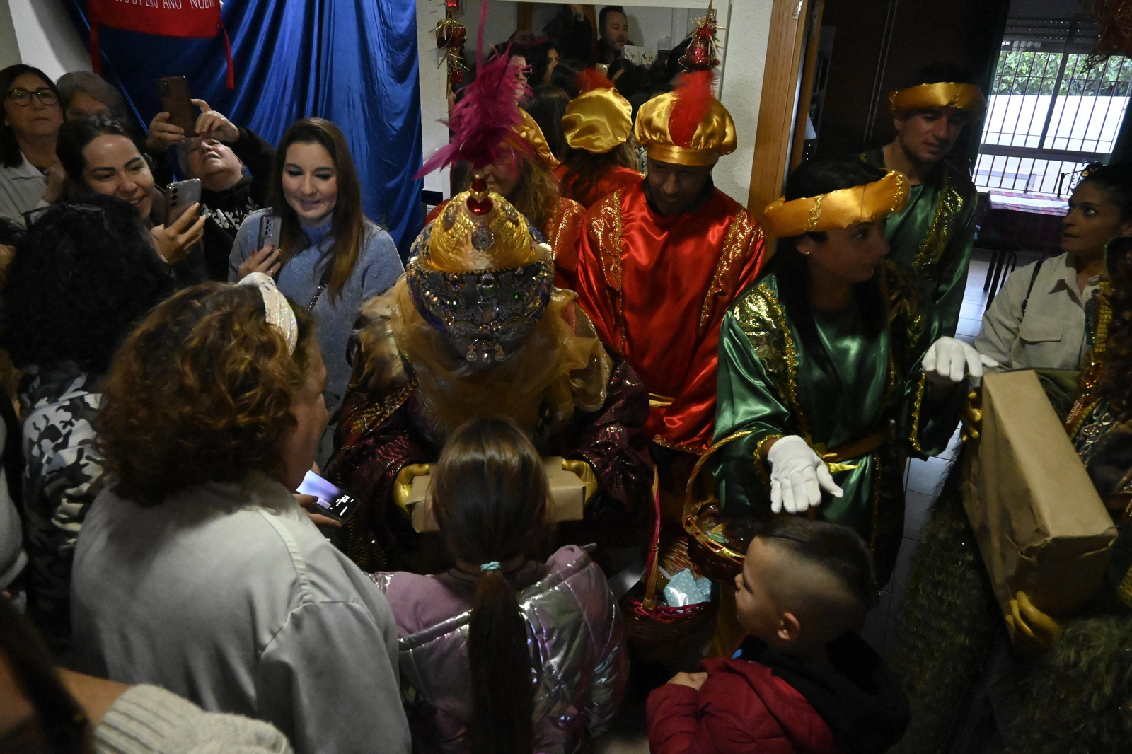 Visita de los Reyes Magos a los ancianos de los asilos de Huelva, en imágenes