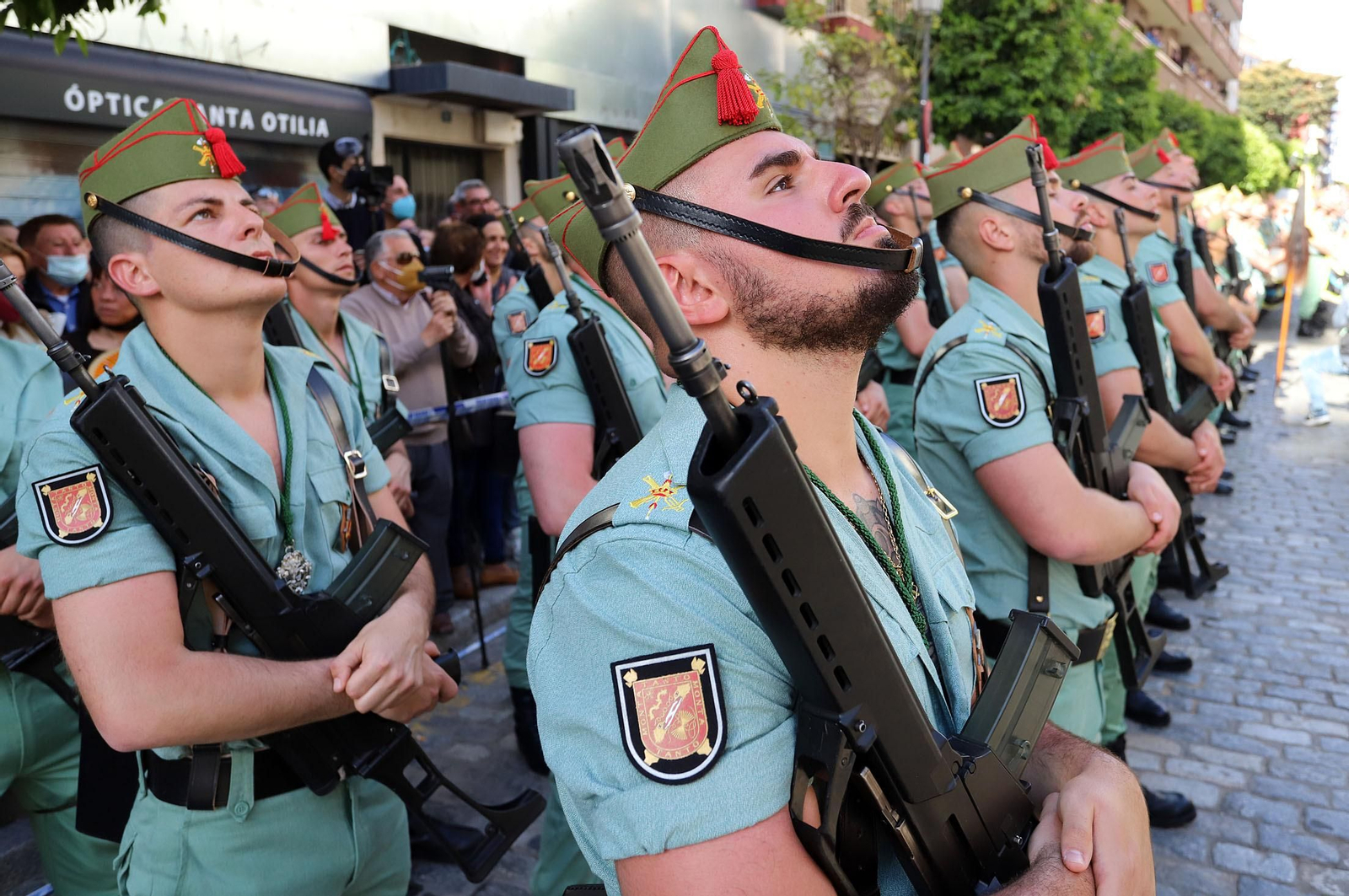 La Legión acompaña al Cristo de la Vera+Cruz en su procesión por Huelva, en imágenes