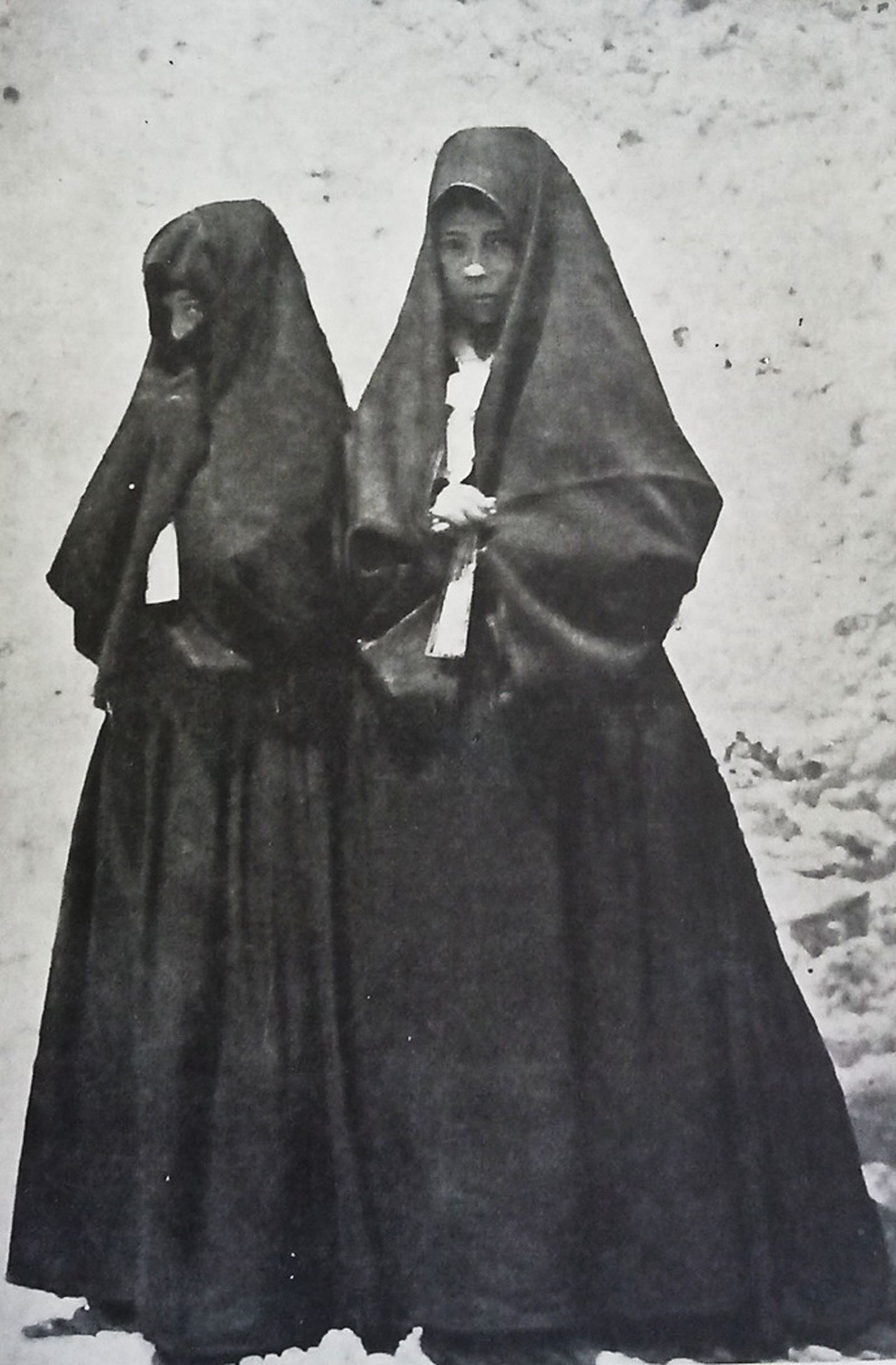 Tapadas tarifeñas, según fotografía de Laurent, siglo XIX.