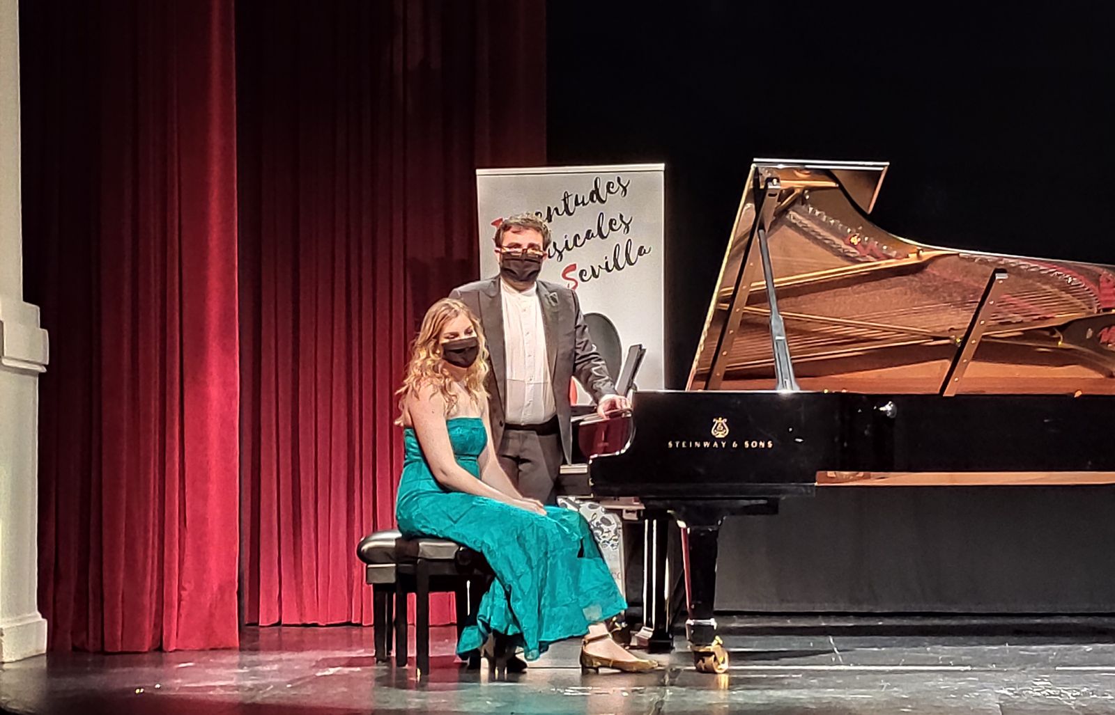 Iberian & Klavier Piano Dúo justo antes de comenzar su recital.