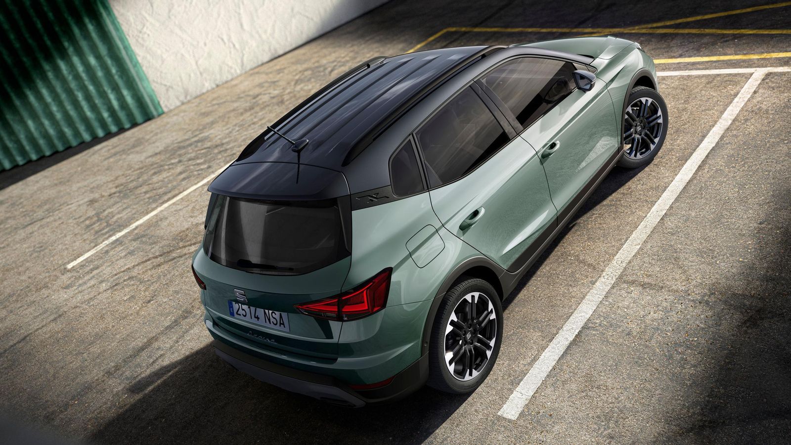 El techo bicolor se convierte en un elemento característico del equipamiento de serie de los FR en los Arona, aunque puede elegirse como opción en los Style.