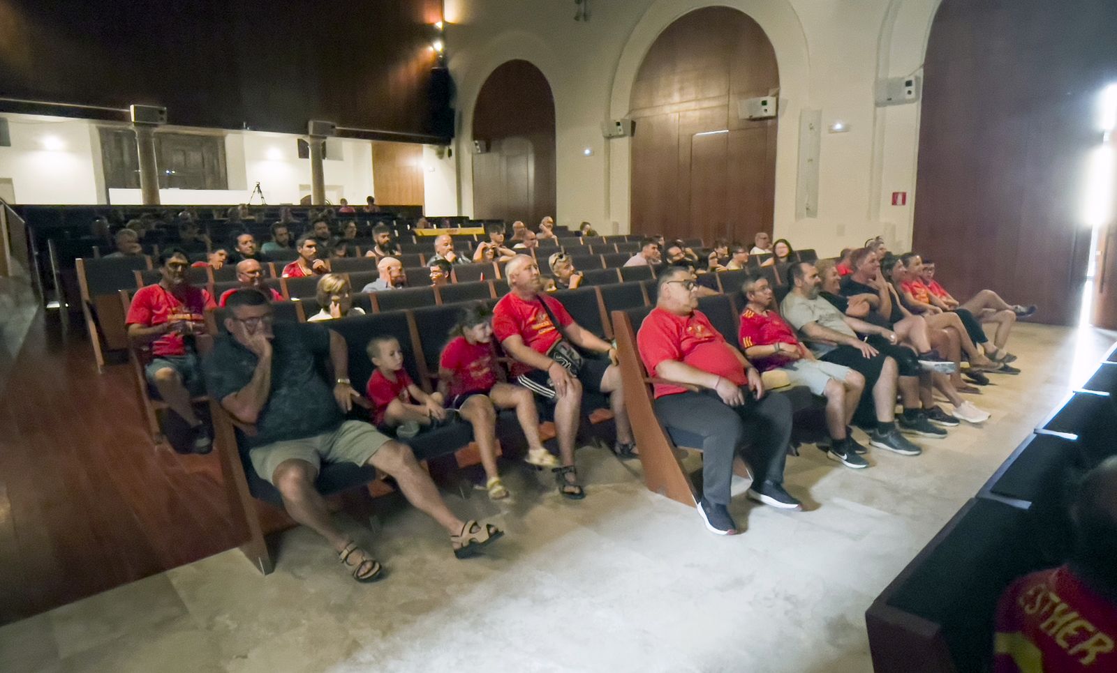 Huéscar arropa a su paisana desde el Teatro Oscense