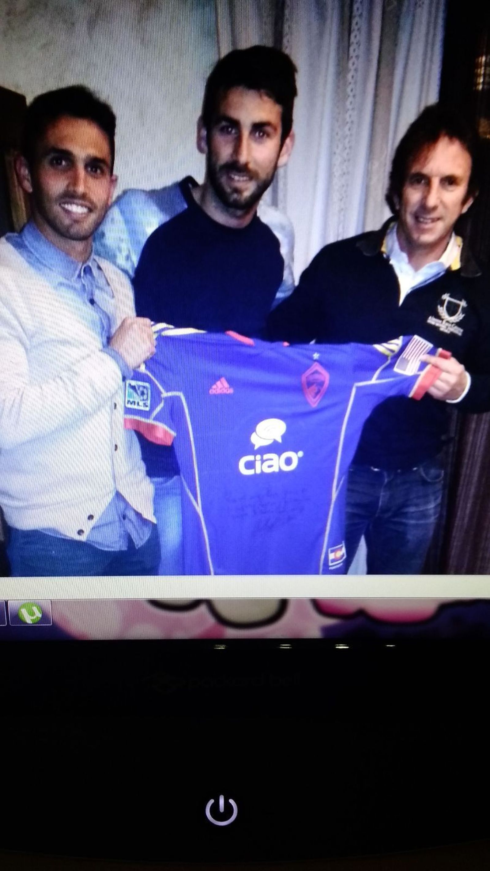 Paco Ramírez (d) y su hijo Rubén, con José Mari y la camiseta del Colorado Rapids que el roteño regaló al entrenador.